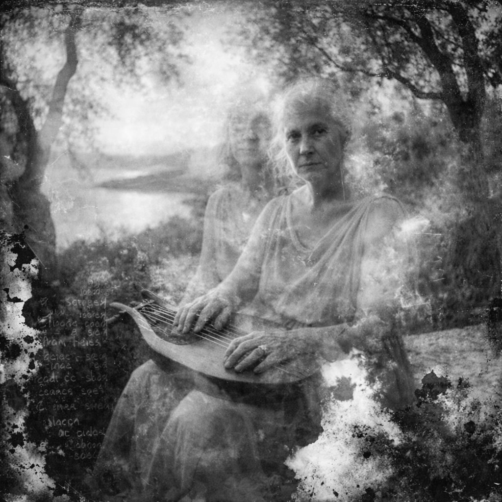 Safo de Lesbos al estilo de Francesca Woodman