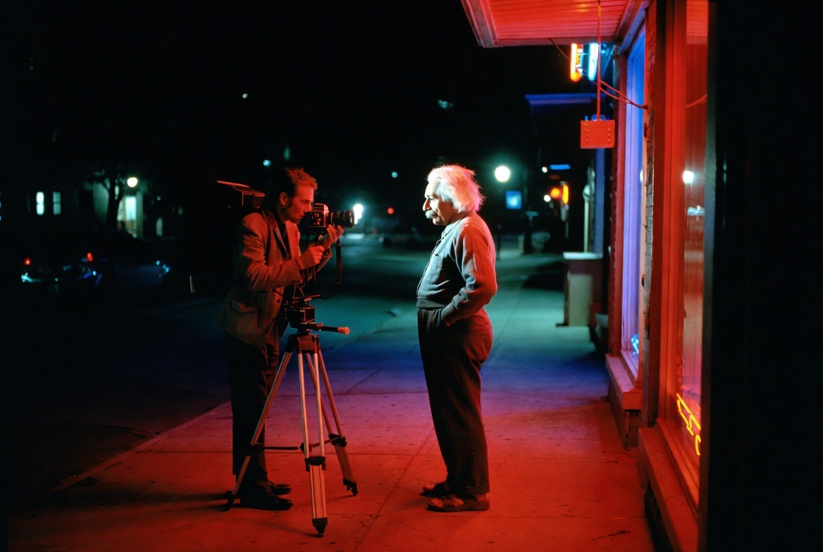 Albert Einstein en una imagen del estilo del fotógrafo Harry Gruyaert